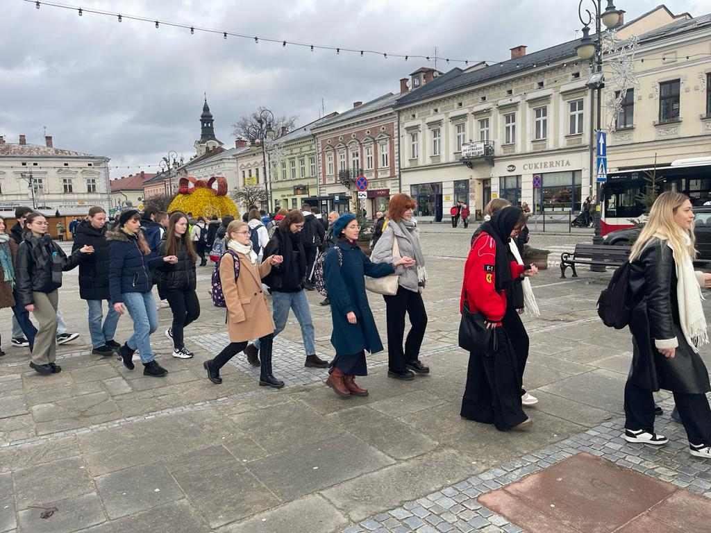 Zdjęcie Rynek - polonez 2024 (6)c6c126a1-d0c9-4c81-8d6e-e9b844b82198.jpg w galerii Polonez na sądeckim rynku